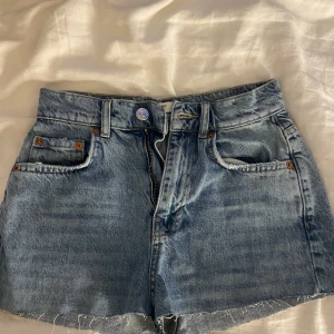 Jeansshorts - Jeans gjorda till shorts i storlek 32 jätte snygga men tyvör för små i midjan på mig 💕