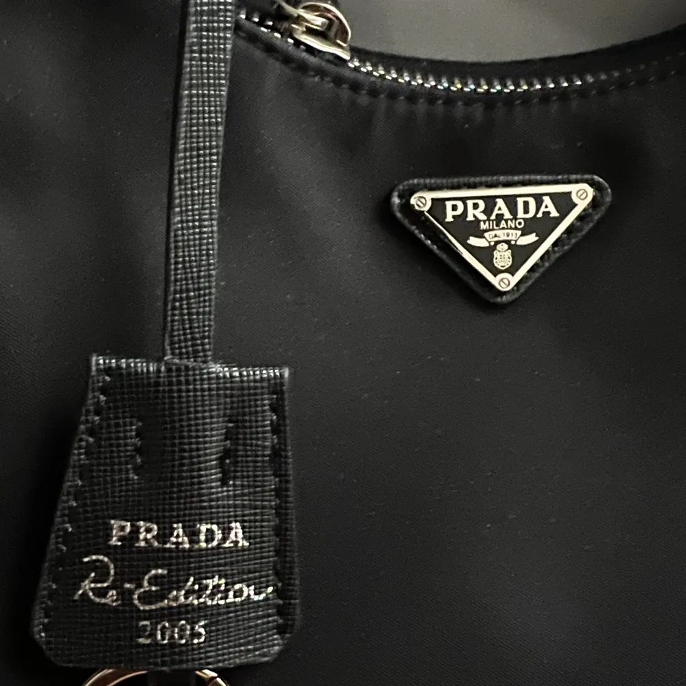 Prada Re-Edition 2005 Re-Nylon mini bag.    Har tyvärr slarvat bort, äkthetskortet som tillhör väskan. . Väskor.