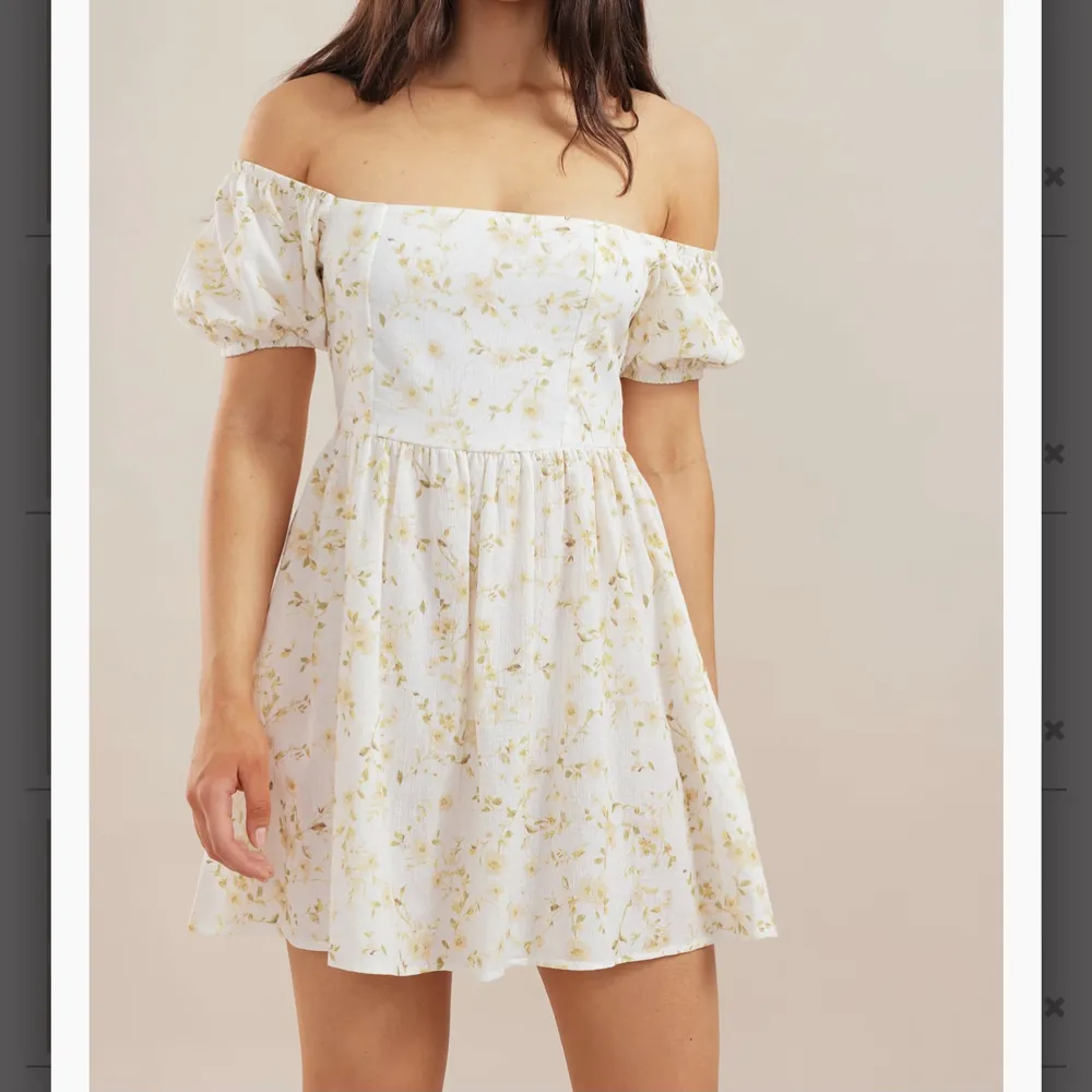 Säljer denna blommiga klänning från chiquelle som jag bara använt 1 gång, säljer för den inte kommer komma till användning. Storlek M. Nypris 599kr. Klänningar.