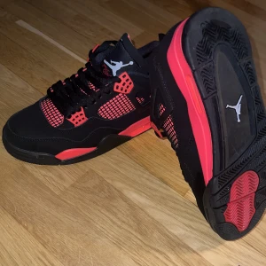 Jordan 4 Red Thunder - Storlek 41, Använda (enbart minimalt slitage på undersulan)