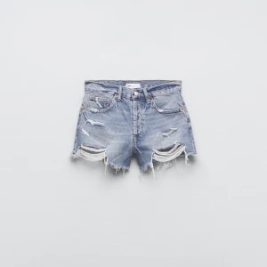 Jeans från zara - Helt nya shorts från Zara i storlek 36, helt oanvända, säljer för att dem är för korta på mig, trodde de passade när jag testa dem, därför är inte lappen kvar. Priset kan diskuteras, Spårbar frakt finns,