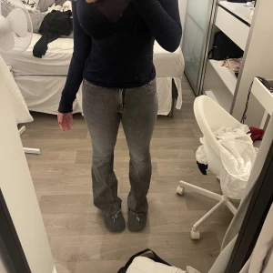 Jeans  - Skitsnygga grå midwaist bootcut jeans från H&M💘Säljer då dem är lite för små🩷