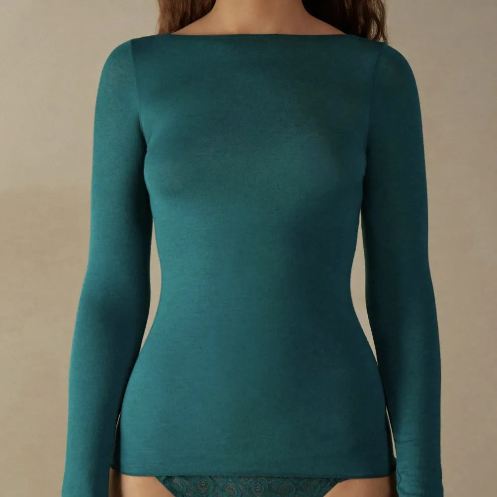 intimissimi tröja i färgen ”evergreen” köpt för 499kr på zalando, sparsamt använd jätte fint skick🤍. Tröjor & Koftor.