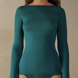 intimissimi tröja i färgen ”evergreen” köpt för 499kr på zalando, sparsamt använd jätte fint skick🤍