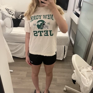 T shirt - Läs bio! Beige aktig New York jets 1960 t shirt från H&M🩷