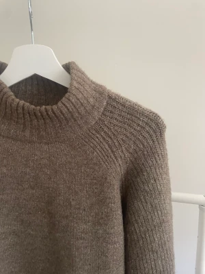 Vila stickad tröja - Säljer denna bruna stickade tröja från vila, knappt använd 💕💞 storlek s, 200 kr + frakt skriv vid intresse 🫶🏼🫶🏼