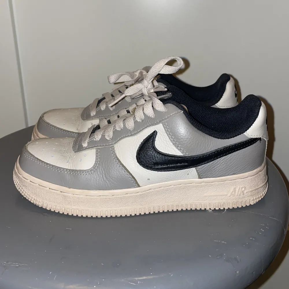Egen designade Nike Air Force som designats på Nikes hemsida (Nike by you) så skorna är unika. Skorna är i bra skick med endast små slitningar på insidan (se sista bilden). Inköpspris 1699kr, säljs för 599kr . Storlek 36,5. Kvitto finns!. Skor.