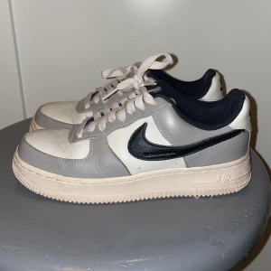 Nike Air Force - Egen designade Nike Air Force som designats på Nikes hemsida (Nike by you) så skorna är unika. Skorna är i bra skick med endast små slitningar på insidan (se sista bilden). Inköpspris 1699kr, säljs för 599kr . Storlek 36,5. Kvitto finns!