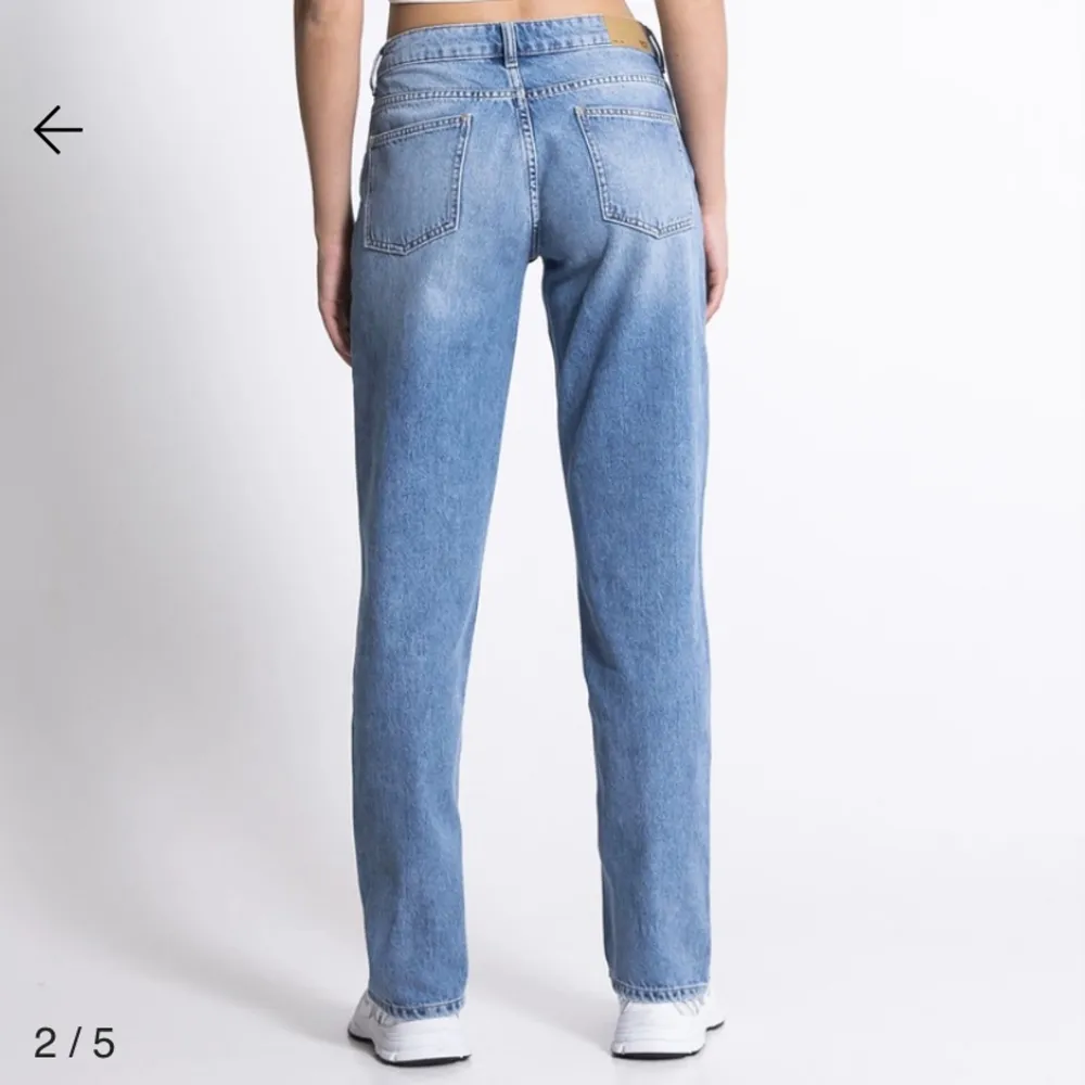 Säljer dessa mid waist jeans från lager 157 då de inte kommer till användning längre. Modellen på jeansen heter icon. Köpta för 400kr. . Jeans & Byxor.