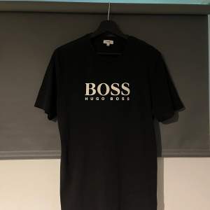 Hugo boss T shirt i storlek small  Använd 2 gånger 