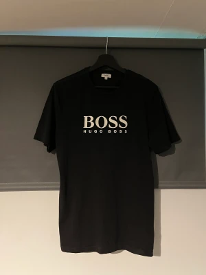 Hugo Boss T shirt  - Hugo boss T shirt i storlek small  Använd 2 gånger 