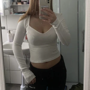 Vit tröja från nelly.com - En superfin tröja från NELLYsom tyvärr aldrig kommit till använing då det inte riktigt var min stil. nypris är 239kr men säljer för 100kr +frakt 🤍  