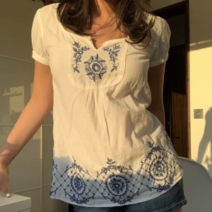 Supersöt topp med puffärmar! - Jättefin blus som säljs då den inte kommer till användning💕fint skick och sparsamt använd. Storlek S och sitter löst runt kroppen, jätteskön till sensommaren☀️ kontakta gärna för frågor 🩷