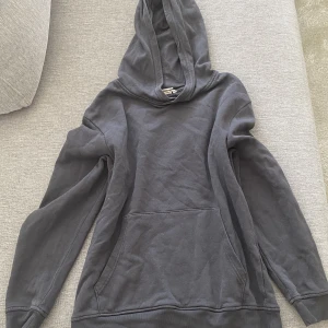 Hoodie - Basic hoodie från H&M snyggt o ha till allt passar xs s m den är blågrå