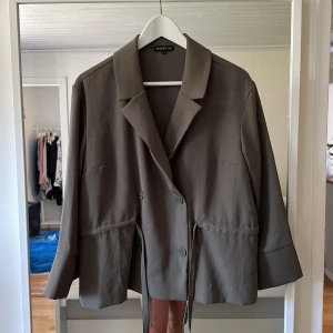 STOCKH LM - Blus från stockh lm  Knappt använd men dragsko i midjan. Grön 