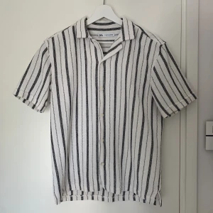 Zara stickad piké - Stickad piké från zara. Är i nyskick och har aldrig funnit användning för den. Passar någon som är i M och funkar prima för sommaren. Går för ungefär 400kr, mitt pris 200kr.