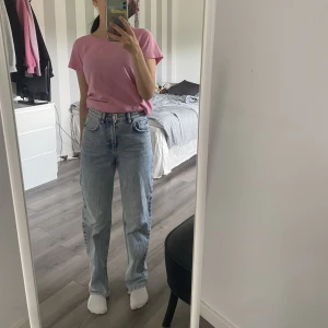 Young Gina Tricot Jeans  - Säljer dessa jeansen med slit i storlek 152 från Gina Tricot Young. Det är sparsamt använda men är tyvärr för små för mig.  Hör av dig för fler bilder eller frågor!
