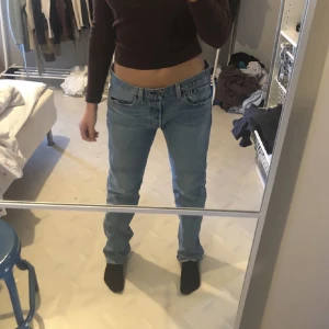 Levis jeans - Lågmidjade jeans i storlek W31L32! Va mina favorit jeans och de är i mycket fint skick❤️
