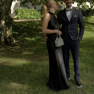 Hanna Schönberg x NAKD klänning - Svart Hanna Schönberg X NA-KD klänning💕 endast använd vid 1 tillfälle!  Storlek: 36 Köparen står för frakt 📦  