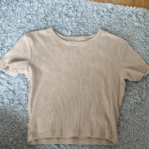 Magtröja från pull&bear - As snygg magtröja från pull&bear som knappast är andvänd den är i nyskick 