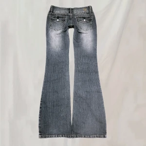 Jeans - Midja: 79 innerben: 88 Jeans med detaljerade bakfickor. Är i en väldigt grå-blå färg. Lite tunnare material. Storlek uk 12 vilket skall motsvara en 38/40. Håller upp på bild. Endast några pyttesmå nötningar vid ficka,linning, fotändar. Överlag fint skick🤍