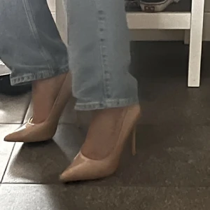 Klackar - Ett par fina oanvända klackar i beige. Helt oanvända!