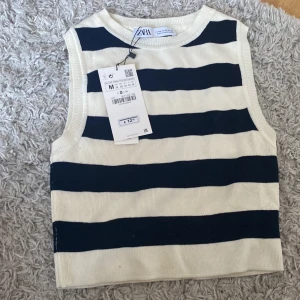 Tröja från zara - Jag säljer den här jättefina tröjan/linnet från zara som tyvärr inte kommit till användning 💕den är i jättebra skick inga fläckar eller något sånt 