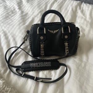 Zadig väska, liten - Zadig väska sunny bag, tror det är den minsta , köpt för några månader sen ställ mer frågor !! Har mer bilder! 
