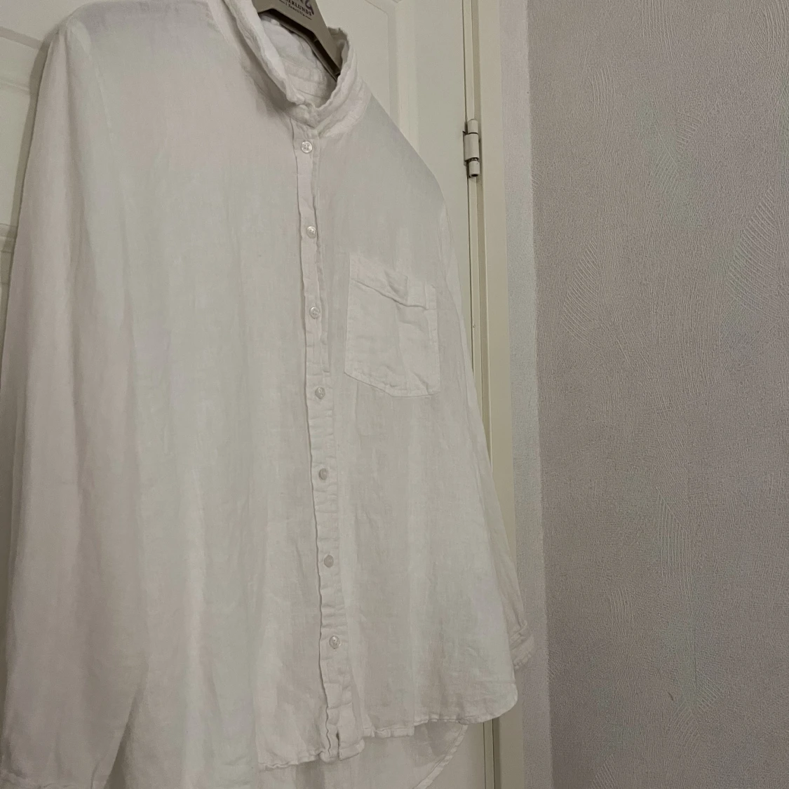Vit linneskjorta 