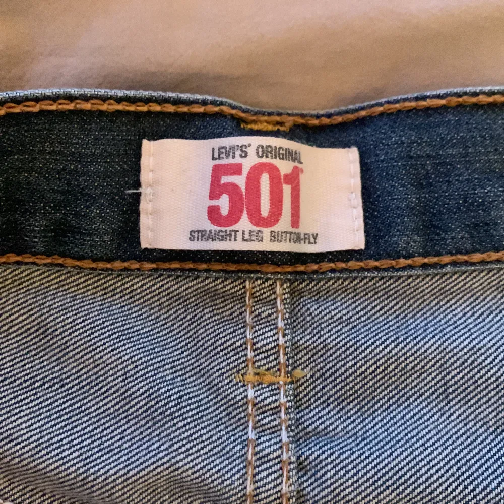 Jätte fina vintage 501 från Levis! Väldigt bra skick förutom att dom är lite slitna längst ner! ( fråga om bild ) fråga gärna om vad som ! Köparen står för frakten ! 💗. Jeans & Byxor.