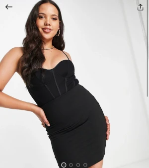 Kläder - Kläderna som visas på bilden är från asos och säljs här då jag inte kunde retunera de pga returtiden. Den första & andra klänningen är strolek 36. Kjolen, 38. Kläderna har bara testats men inte tagits på. Klänning 1 70kr, klänning 2 50 kr och kjol 55 kr. 