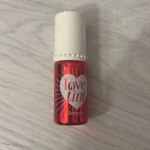 Love tint - Lovetint från benefit, kan användas som rouge och till läpparna, 2-3ml kvar