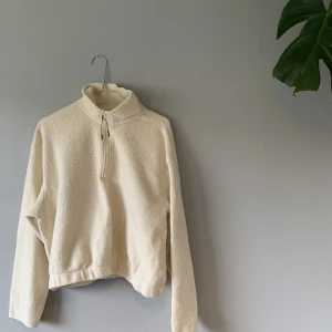 Halvt cropad tröja - Vit fleece / teddy från Weekday