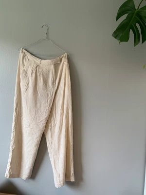 Linnebyxor Weekday oversized - Använt som oversized linnebyxor (strl 44). Knappt använda. använt i ett set med en skjorta som säljs även. 