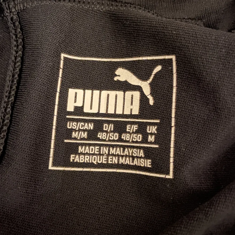 Puma byxor i bra skick storlek m. Jeans & Byxor.