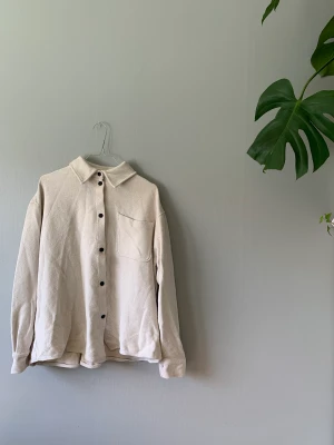 Skjorta från Weekday - Finns i blått med. Båda för 200 kr. 