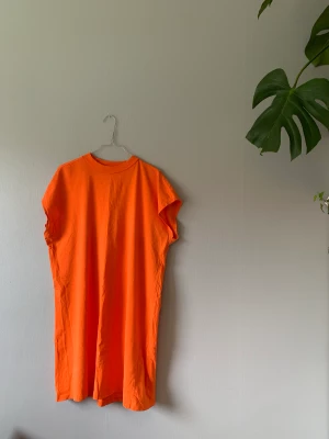 Cropad i armarna / klänning weekdah - Orange