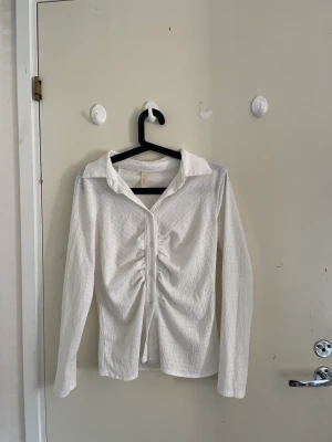 Skjorta som ger fin figur! - Fin skjorta köpt i Spanien som ger väldigt fin figur använd 1 gång!