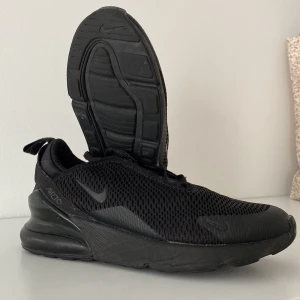 Nike Air Max 270 - Ett par svarta Nike Air Max 270 i juniorstorlek 35. Knappt använda är nu till salu. Finns att hämta i Vega