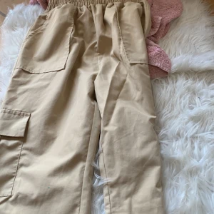 cargo byxor - Cargo byxor inte jeans! två små jätte ljusa blåa fläckar men syns knappast