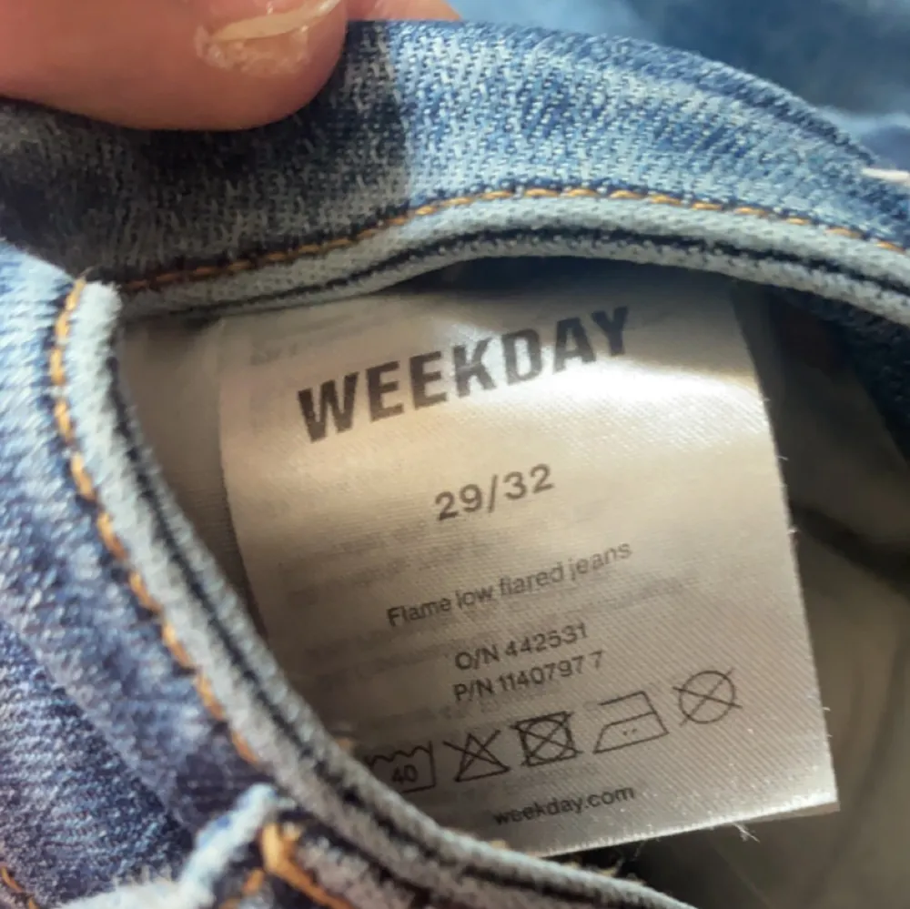 Hej, jag säljer dessa flame low flared jeans från weekday, jag har använt dem 3 gånger och de är i nytt skick. Jag säljer på grund av att de är för långa för mig och aldrig används. Jag köpte byxorna i butik i Göteborg, Kontakta mig för mer info💞. Jeans & Byxor.