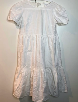 Vit klänning - - Använd 1 gång, mycket bra skick  - Säljer för den är för stor 