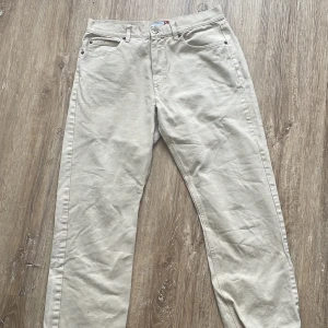 Byxor - Beiga jeans Aldrig använda🫶🏻