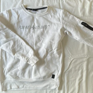 Vit tjock tröja - Vit tjock tröja i bra skick storlek M