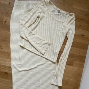 Set från Nelly - Strl XS i kjolen & S i toppen. Mjukt och stretchigt material 🌼  Använt 1 gång så nyskick!   Nypris 700:- men slutsålt