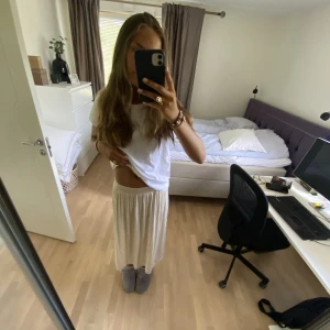 Krämvit långkjol  - Lång krämvit kjol i det sköööönaste materialet😍