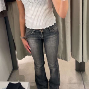 Jeans - Säljer dessa low waist bootcut jeansen. Är 170cm och passar bra i längden. Köp direkt för 600kr❤️