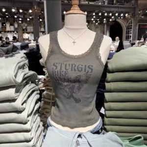 linne från brandy Melville  - jätte coolt linne från brandy😍😍 som inte kommer till användning💓💓💓💓 har bara använt ett fåtal gånger!❣️❣️