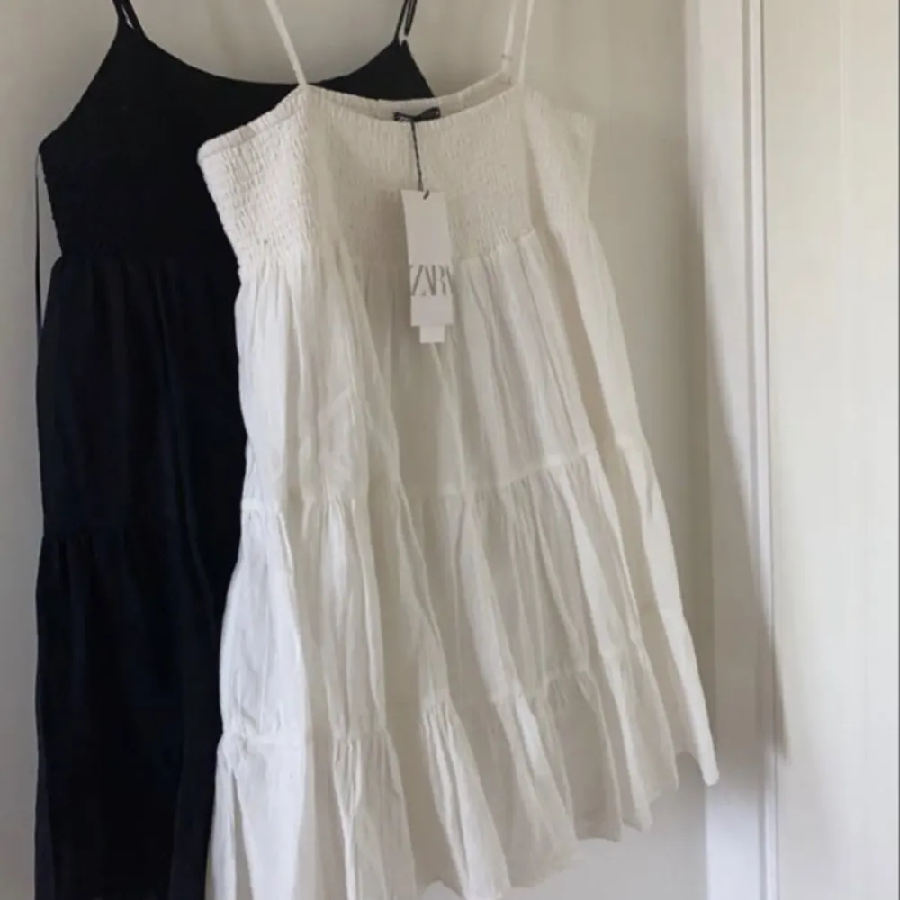 Säljer denna vita klänningen från zara! köpt här på plick men tycker den är för kort på mig som är 1,68 🥹. Klänningar.