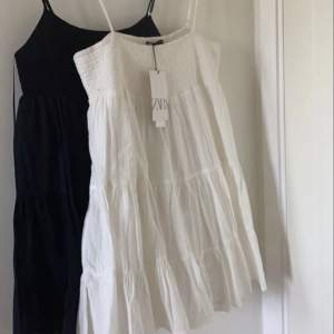 Säljer denna vita klänningen från zara! köpt här på plick men tycker den är för kort på mig som är 1,68 🥹